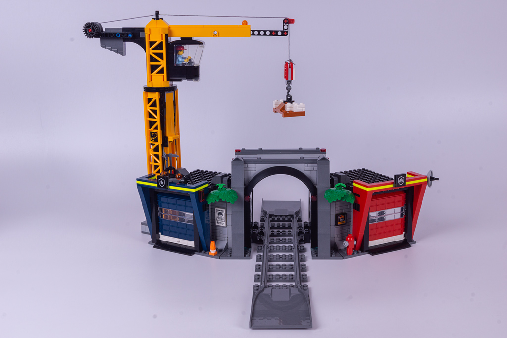 LEGO City 60473 Der City-Turm: Eingebaute Feuerwehr-Garage
