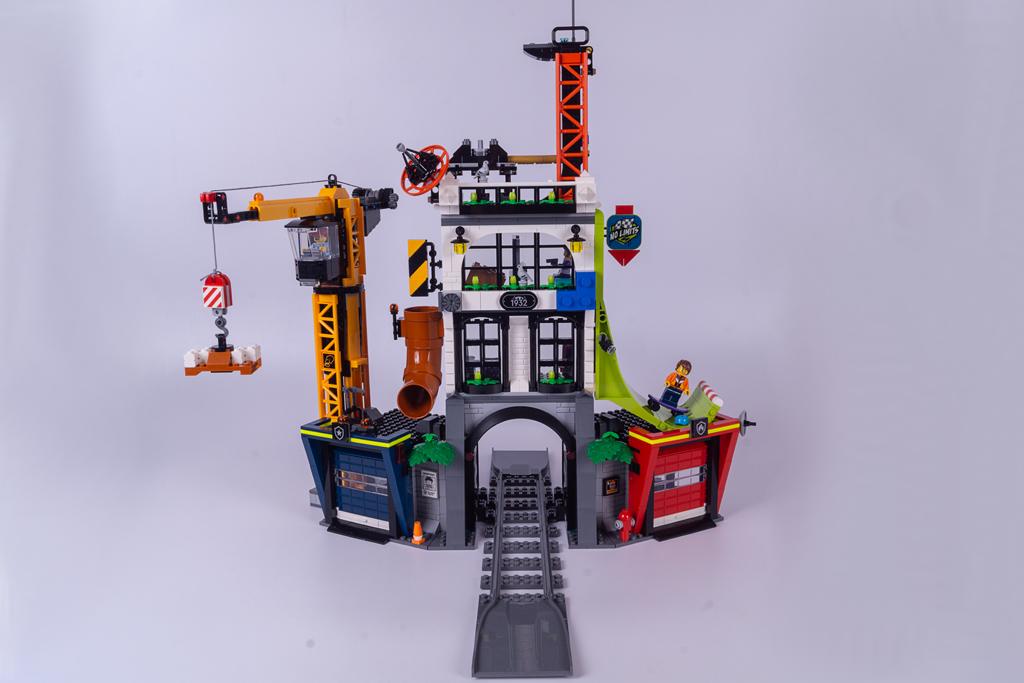 LEGO City 60473 Der City-Turm: Eingebaute Startrampe